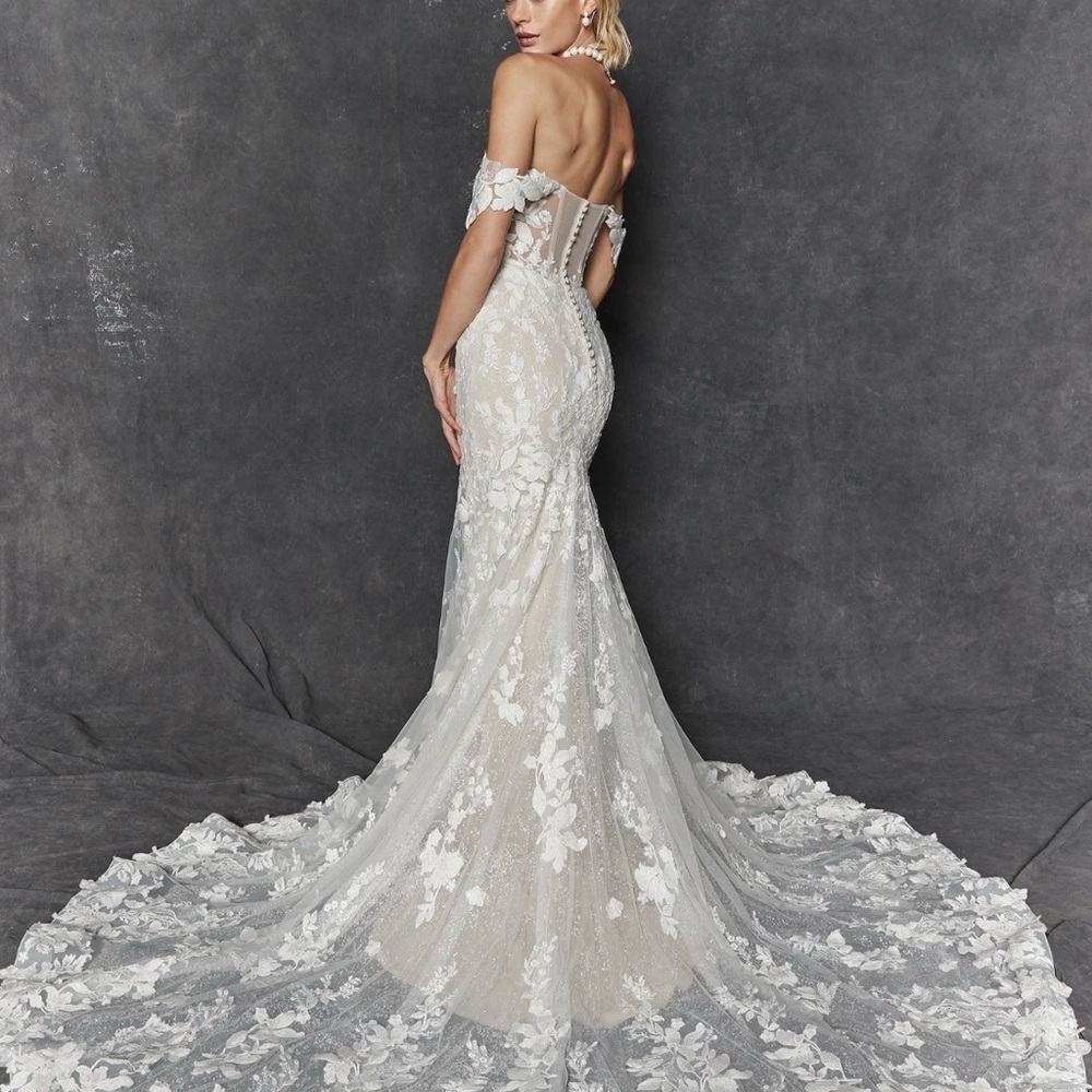 Elegant White Lace Wedding Dress